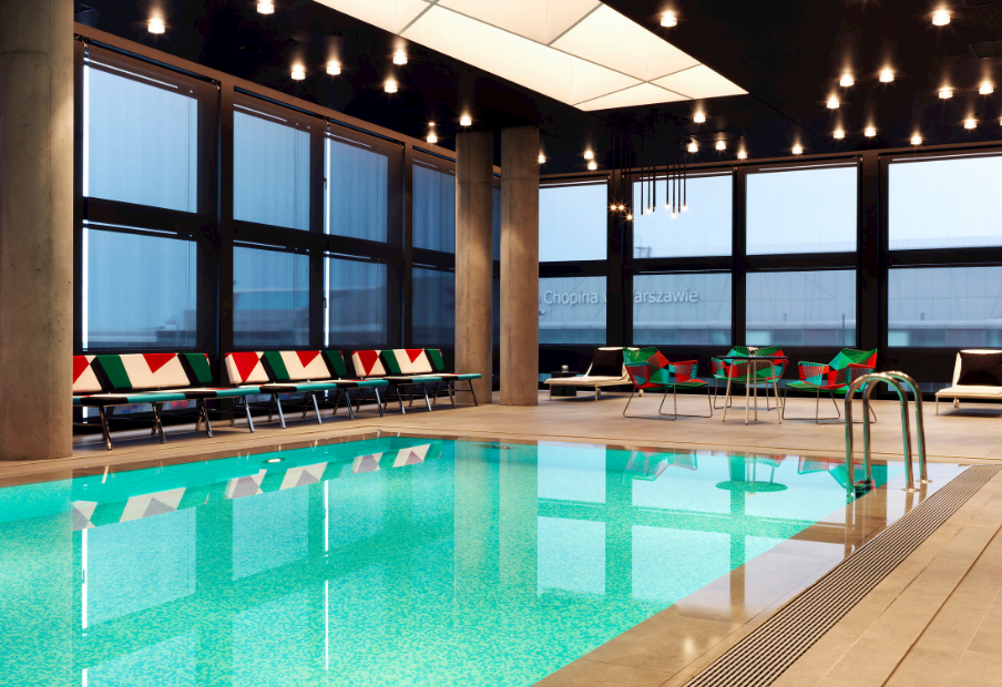 Basen z widokiem na odlatujące samoloty